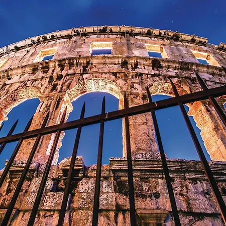 Gorgeous Apartment In Pula With Wifi *